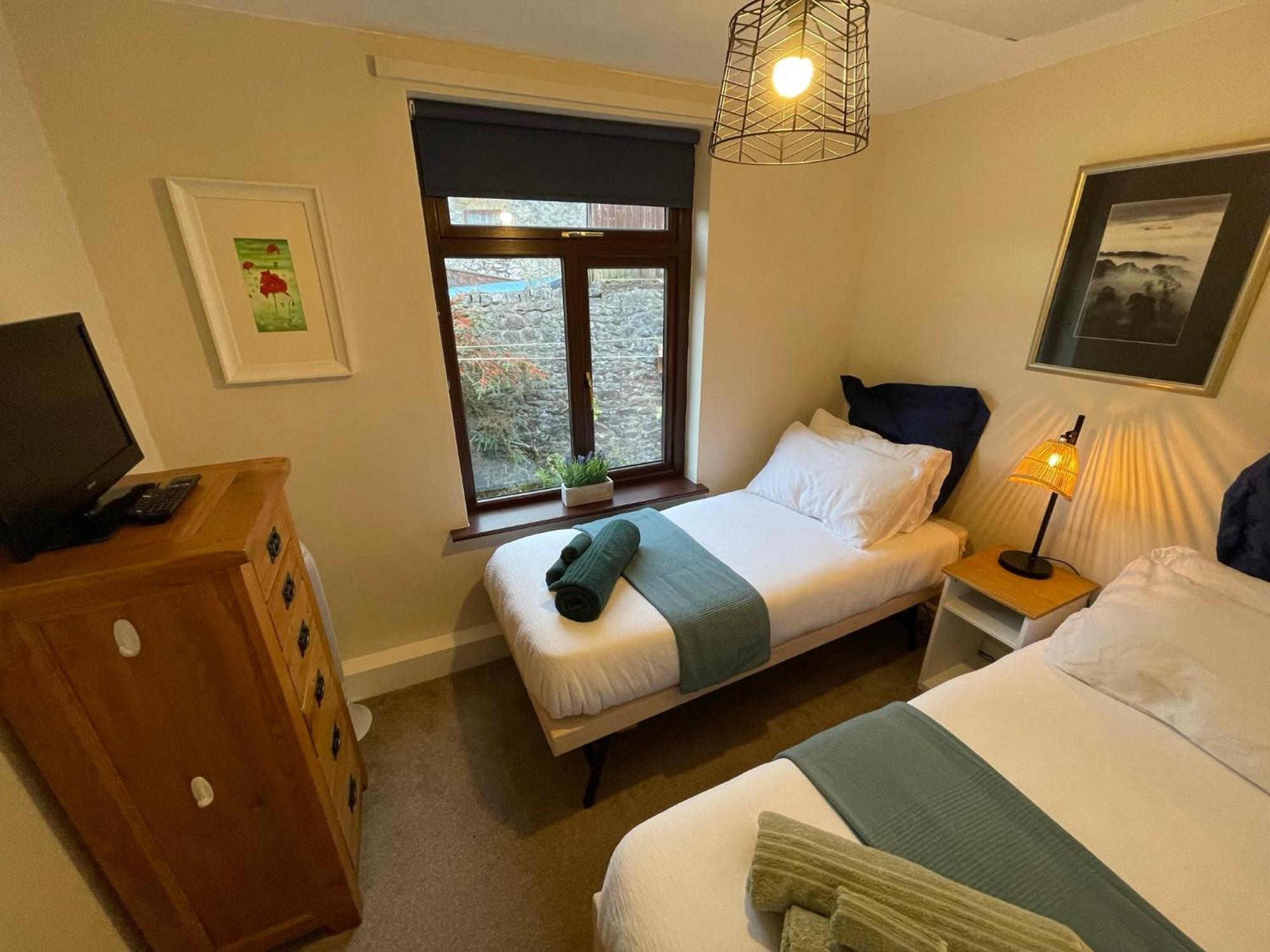 Muddy Paws Cottages - The Nook Taddington Экстерьер фото