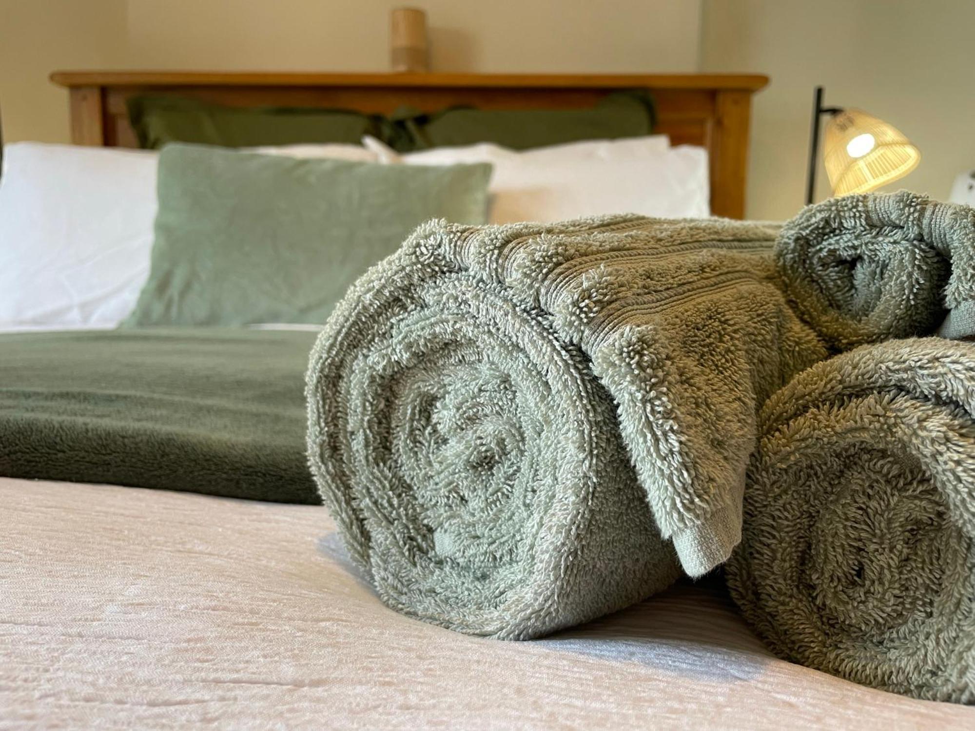 Muddy Paws Cottages - The Nook Taddington Экстерьер фото