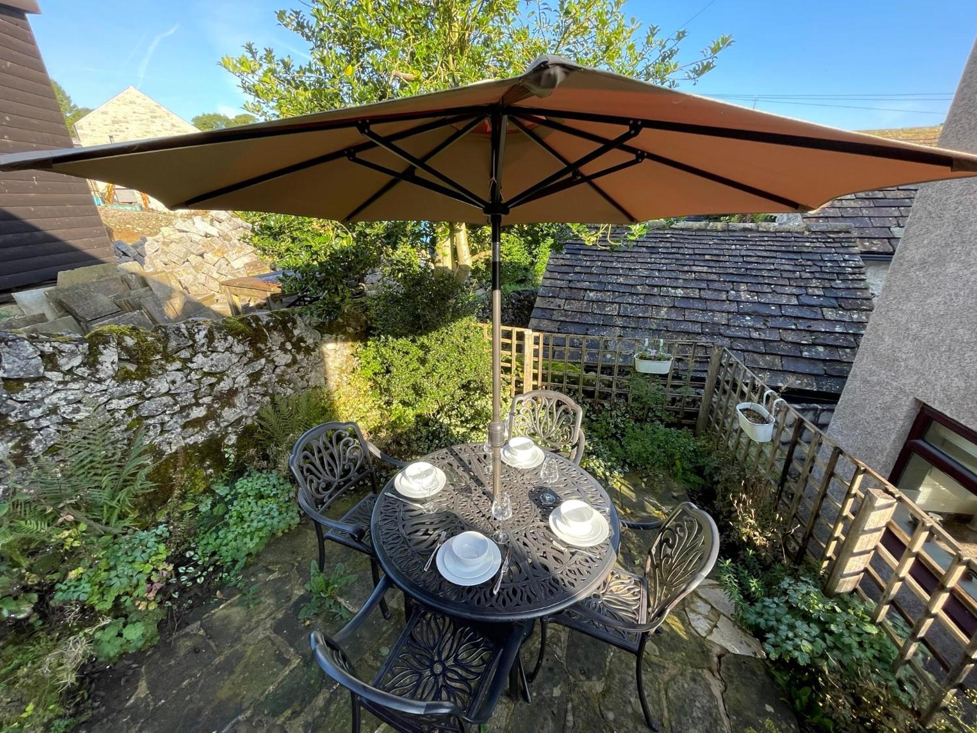 Muddy Paws Cottages - The Nook Taddington Экстерьер фото
