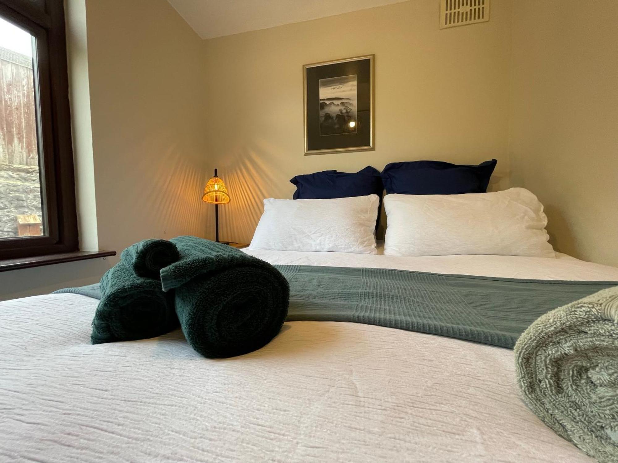 Muddy Paws Cottages - The Nook Taddington Экстерьер фото
