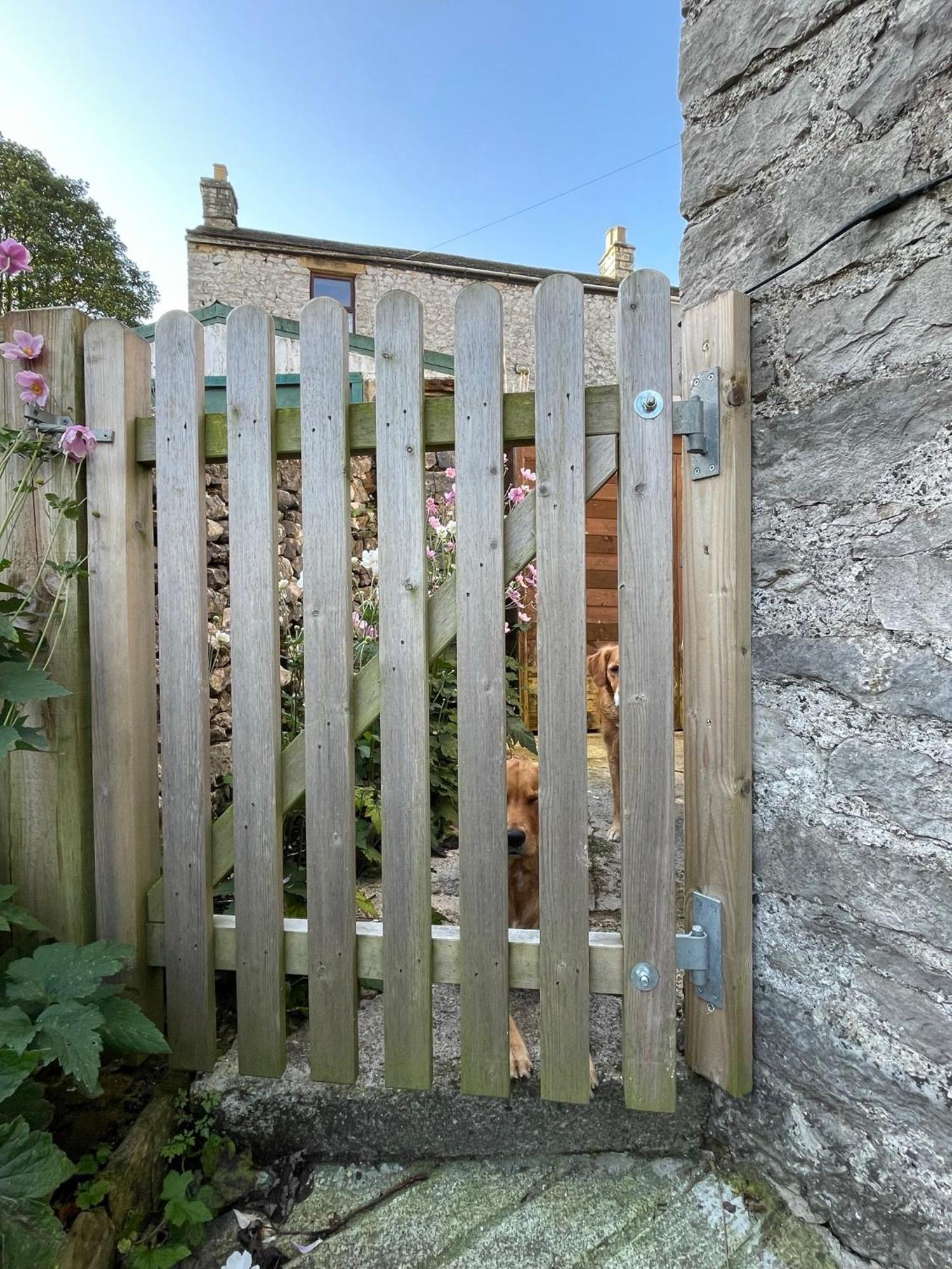 Muddy Paws Cottages - The Nook Taddington Экстерьер фото